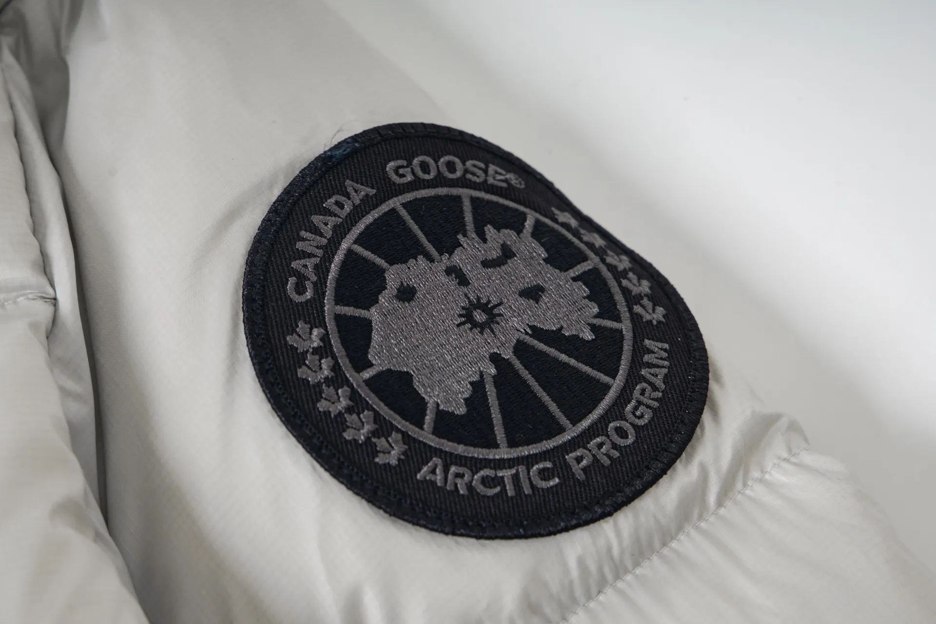 P780 Canada Goose New Puff Couple Style Hooded Down Jacket 1️⃣The fabric is made of recycled Feather-Light tear-resistant fabric, which is ultra-light and has no weight-bearing feeling on the upper body. The unique black label highlights the temperament. The interior is filled with white duck down, making the upper body very light and comfortable! 2️⃣It is very youthful and energetic, and can be easily worn by both men and women. It is very in line with the fashion aesthetic concepts of today's young people! 3️⃣ A full set of customized accessories, complete with three standards, same style for men and women, a must-have for couples. Size: S-XXL